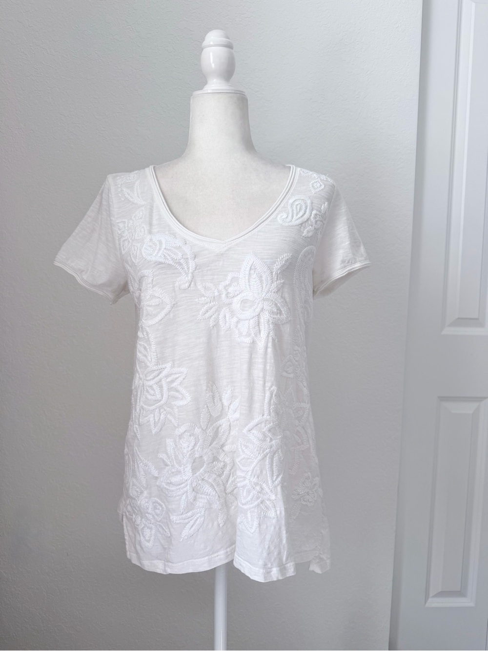 Anthropologie Akemi + Kin White Floral Embroidered T-Shirt Size S